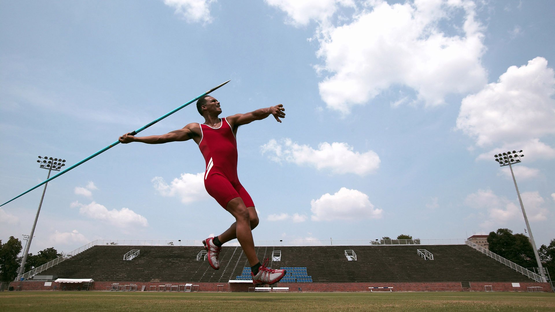 九游电竞资讯-天空跳伞表演，飞越云端感受自由体验，空中跳伞的视频